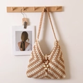Borsa tote boho all'uncinetto beige e caffè con anello in legno e ciondolo a nappa - Quadrato della Nonna a Forma di V in Cotone (Caffè)