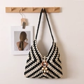 Borsa a tracolla boho all'uncinetto con motivi a onde bianche e nere e nappa in legno - Quadrato della Nonna a Forma di V in Cotone (Nero)