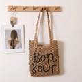 Stroh-Schultertasche mit schwarzer Bonjour-Stickerei und langen Webgriffen in Beige - Kaffee mit schwarzem Buchstaben
