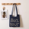 Navy-blaue Strandtasche aus Mesh mit beigem gesticktem Bonjour-Schriftzug-Detail - Blau mit beige Buchstaben