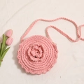 Bolso bandolera rosa redondo de ganchillo con diseño floral 3D y correa trenzada - Rosa