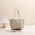 Schicke cremeweiße handgewebte Baumwoll-Schultertasche mit elegantem Quastendetail für den Strand - Beige