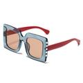 Occhiali da sole quadrati oversize con stanghette rosse e cristalli in montatura blu-grigio - C02 Montatura Blu Grigio Traslucido Aste Rosse Lenti Caffè Chiaro