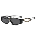 Futuristische geometrische Sonnenbrille mit schwarzem Rahmen und goldenen Metallscharnieren - Glänzend Schwarz / Komplett Grau