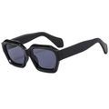 Modische schwarze rechteckige Sonnenbrille mit grauen Gläsern auf weißem Hintergrund - Glänzend Schwarz (C01)