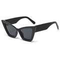Trendy zwarte cat-eye zonnebril met dik frame en brede poten in een strak modern ontwerp - Zwart