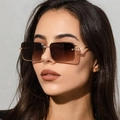Lunettes de soleil carrées oversize tendance avec branches en métal doré sur mannequin - C03 Thé Dégradé