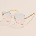 Detalle de gafas de sol extragrandes sin montura con lentes degradadas azul-rosa y patillas de cadena - C05 Azul Rosa