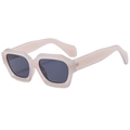 Moderne geometrische Sonnenbrille mit beigen Rahmen und grauen Gläsern in 45-Grad-Ansicht - Gelee-Weiß (C04)