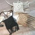 Handgefertigte Boho-Makramee-Umhängetasche mit Baumwollfransen in Schwarz, Weiß und Khaki - Schwarze Baumwolle Quaste