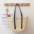 Grande borsa tote in paglia intrecciata beige con manici in pelle nera su un gancio - Beige