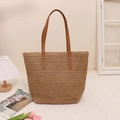 Minimalistische Stroh-Tote-Bag in Khaki mit braunen Lederriemen und goldenem Reißverschluss - Kaffeebraun