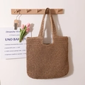 Minimalistische Strohtasche in Khaki mit feiner Webstruktur und langen Schulterriemen - Kaffeebraun