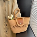 Khaki stro schoudertas met donkerbruine leren flap en witte parelsluiting - koffiekleur