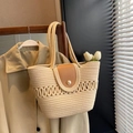 Beige geweven katoenen schoudertas met lederen flap en grote parelmoeren knoop - Beige