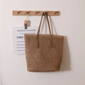 Minimalistische Stroh-Tasche in Braun mit eleganten Schultergurten aus Leder - Kaffeebraun