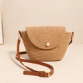 Borsa a tracolla in paglia intrecciata con bottone di perle e tracolla in pelle - caffè