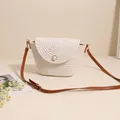 Borsa a tracolla intrecciata bianca con cinturino in pelle marrone e perla su sfondo beige - Bianco Sporco