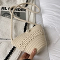 Borsa a tracolla in cotone intrecciato beige con grande perla e trama rustica a spirale - Stile Tromba di Perle / Beige