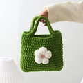 Borsa a mano in maglia verde fatta a mano con fiore 3D bianco e morbida trama intrecciata - Verde