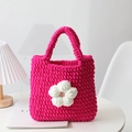 Borsa a mano fatta a mano color magenta all'uncinetto con morbido fiore a rilievo per donna - Rosso rosa