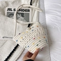 Borsa a tracolla all'uncinetto bianca con pompon colorati e chiusura a perla - Stile Tromba di Perle / Colorato
