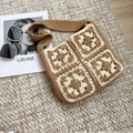 Handgefertigte Häkel-Umhängetasche im Granny-Square-Stil in Beige und Braun - Kaffee/Naturweiß
