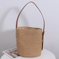 Handgewebte Stroh-Beuteltasche mit verstellbarem braunem Lederriemen und Kordelzugfutter - Braun