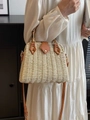 Sac bandoulière en paille tissée beige avec poignée en bambou et rabat en cuir brun - Beige