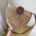 Borsa a tracolla chic a semicerchio in paglia intrecciata con cinturino in pelle marrone scuro - Marrone