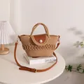 Borsa a mano in paglia intrecciata kaki con patta in pelle marrone e chiusura con perla - Stile con Patta in Perla Traforata / caffè