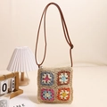 Handgefertigte Häkelumhängetasche mit bunten Granny-Squares und Lederriemen - Beige
