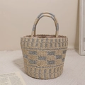 Stroh-Eimertasche in Beige mit silbernem Karomuster und elegantem Doppelgriff - Silberner Eimer