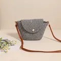 Borsa a tracolla intrecciata minimalista in bianco e nero con fibbia in perla - Nero