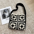 Handgefertigte Granny-Square Häkeltasche mit schwarz-weißem Blumenmuster - Schwarz / Creme