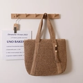 Beigefarbene Strohtasche mit langem Schultergurt und dekorativer Holzperlen-Quaste - Kaffeebraun