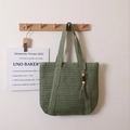 Grasgrüne handgewebte Strohschultertasche mit Holzperlenquasten und Fransenbesatz - Grasgrün