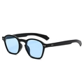 Occhiali da sole retrò con montatura nera, lenti azzurre e rivetti a freccia argento - C03 Blu