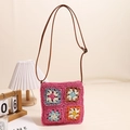 Helle rosa Vintage Häkel-Blumen-Strohtasche quadratisch mit Lederriemen zum Umhängen - Rosarot