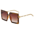 Lunettes de soleil carrées écaille avec branches chaîne dorée et verres dégradés bruns - Monture Léopard Verres Thé