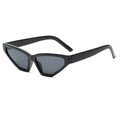 Trendige schwarze Triangel-Katzenaugen-Sonnenbrille in eleganter 45-Grad-Seitenansicht - C01 Schwarz Grau