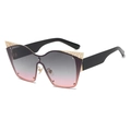 Occhiali da sole cat eye con lenti sfumate grigio-rosa e decorazioni in metallo oro - Nero Lucido/Grigio Rosa (C04)