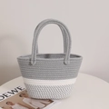 Borsa tote in corda di cotone intrecciata grigia e bianca con manici su piedistallo - Grigio