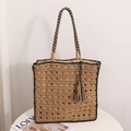 Quadratische Strohtasche mit Quasten für den Strandurlaub im sommerlichen Design - Kaffeebraun