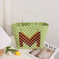 Bolso de mano tejido colorido con patrón de cuadros verde y detalle de letra M naranja - Verde