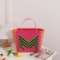 Bolso de cesta tejida colorida con patrón de cuadros rosa y diseño de letra M - Rosa