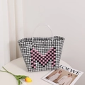 Bolso de mano tejido chic con patrón de tablero en blanco y negro y diseño geométrico - Negro
