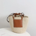 Vintage ψάθινη τσάντα bucket σε κρεμ λευκό με καφέ δερμάτινη τσέπη και ρυθμιζόμενο λουρί - Ζαχαρί