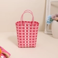 Borsa a mano intrecciata a scacchi rosa e fucsia con robusti manici per uscite estive - Rosa