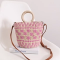 Handgewebte Stroh-Beuteltasche mit rosa Geometriemuster und runden Holzgriffen - Karomuster Stil (Kontrast Runder Eimer Rosa) / Rosa/Weiß
